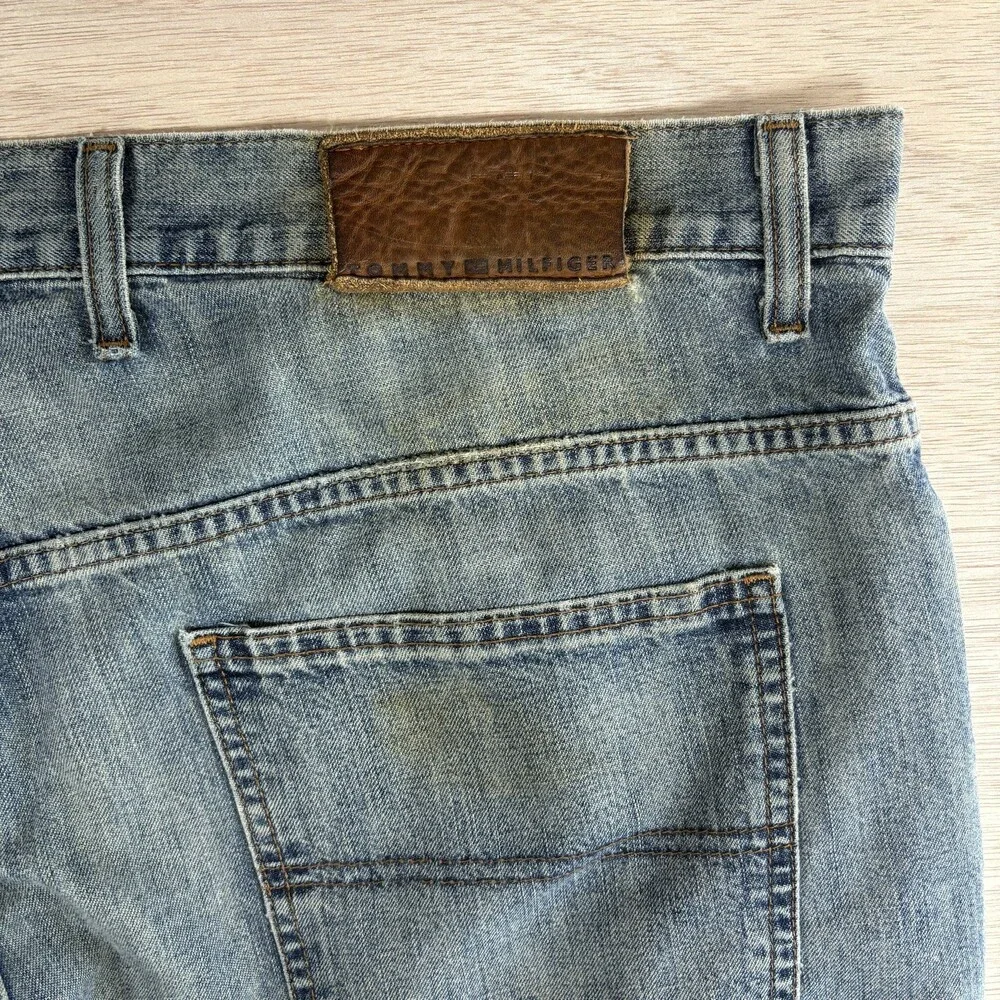 Vintage Tommy Hilfiger Jeans Mens 42x30 Blue Light Wash Cotton Loose fit Denim